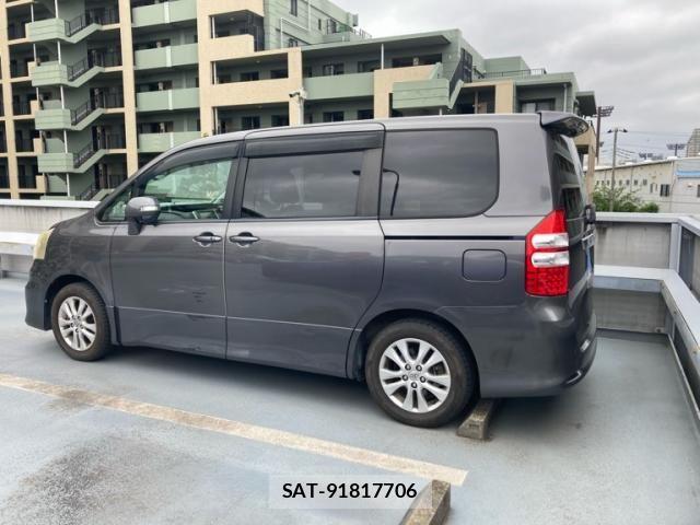 Toyota NOAH 2010-08 7787670-3