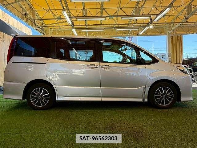 Toyota NOAH 2014-01 7787688-17
