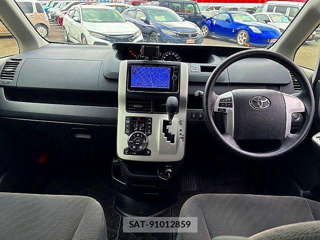 Toyota NOAH 2013-02 7878424-1