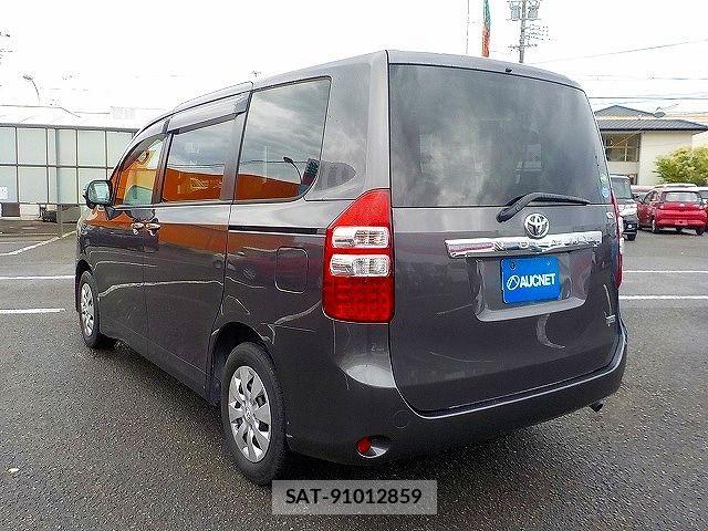 Toyota NOAH 2013-02 7878424-2