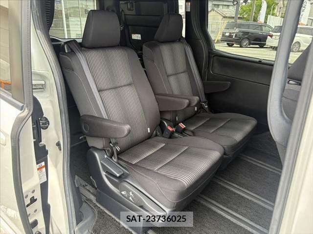 Toyota NOAH 2017-07 7878409-17