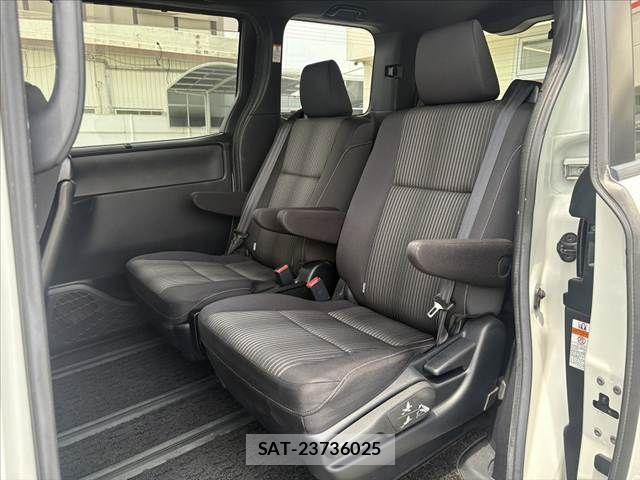 Toyota NOAH 2017-07 7878409-18
