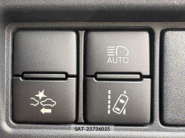 Toyota NOAH 2017-07 7878409-25