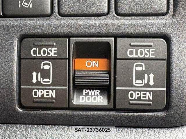 Toyota NOAH 2017-07 7878409-4