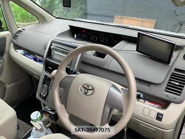 Toyota NOAH 2009-10 7878430-16