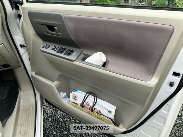 Toyota NOAH 2009-10 7878430-17