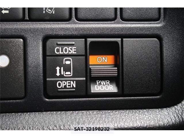 Toyota NOAH 2018-06 7903137-4