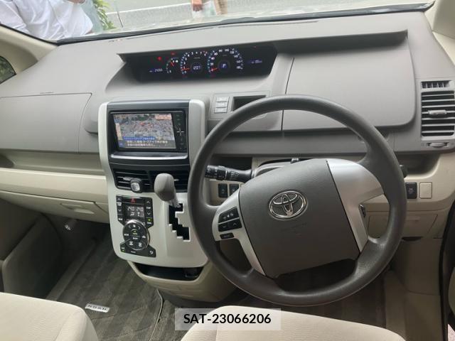 Toyota NOAH 2010-07 7962987-9