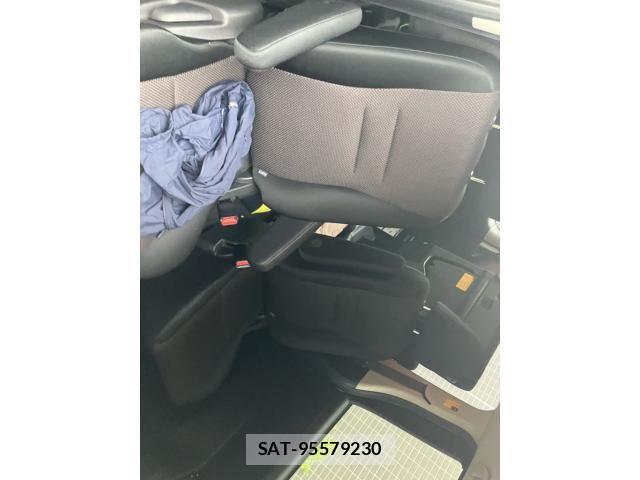 Toyota NOAH 2013-06 7962981-11