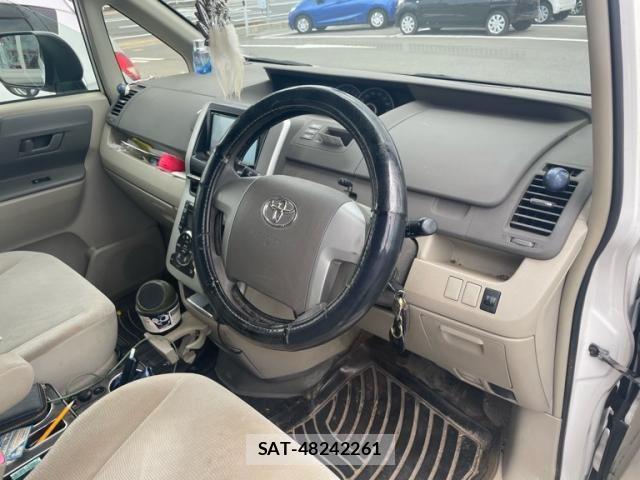 Toyota NOAH 2012-04 7980342-9