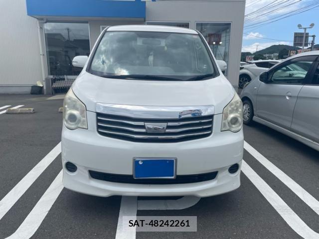 Toyota NOAH 2012-04 7980342-1