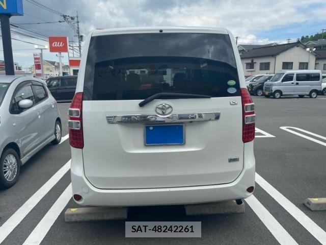 Toyota NOAH 2012-04 7980342-5