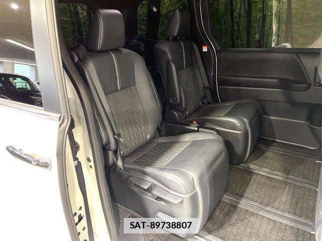 Toyota NOAH 2023-01 7980321-7