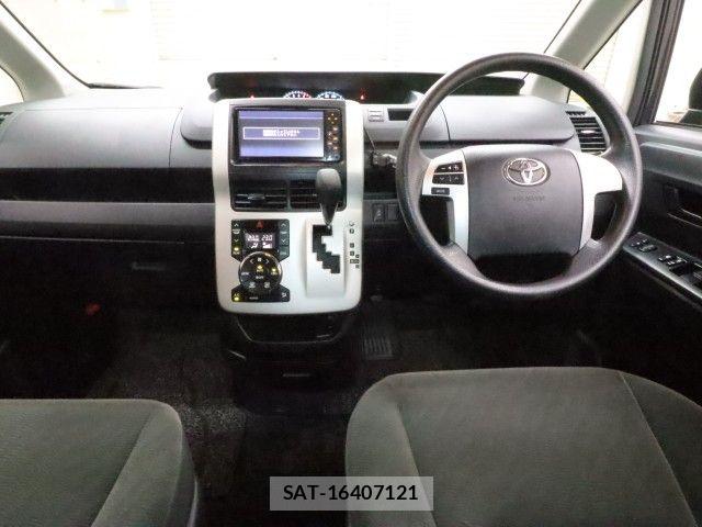 Toyota NOAH 2011-07 7980340-2