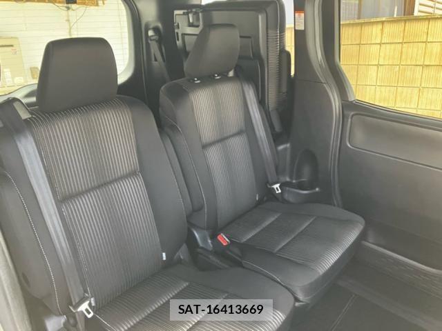 Toyota NOAH 2017-07 7980327-10