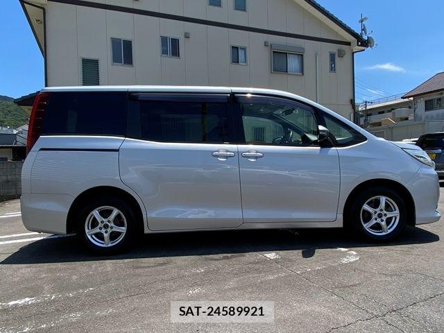 Toyota NOAH 2015-04 7980336-5