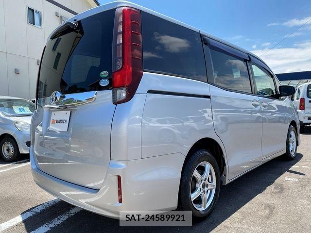Toyota NOAH 2015-04 7980336-6