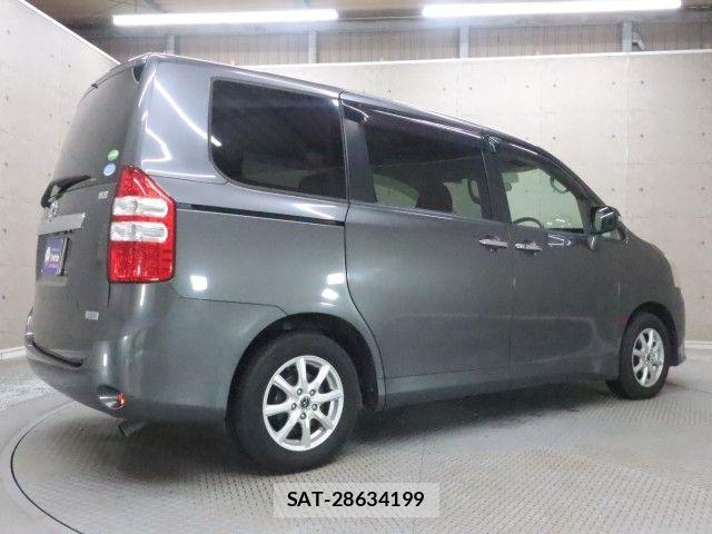 Toyota NOAH 2013-01 7980339-1