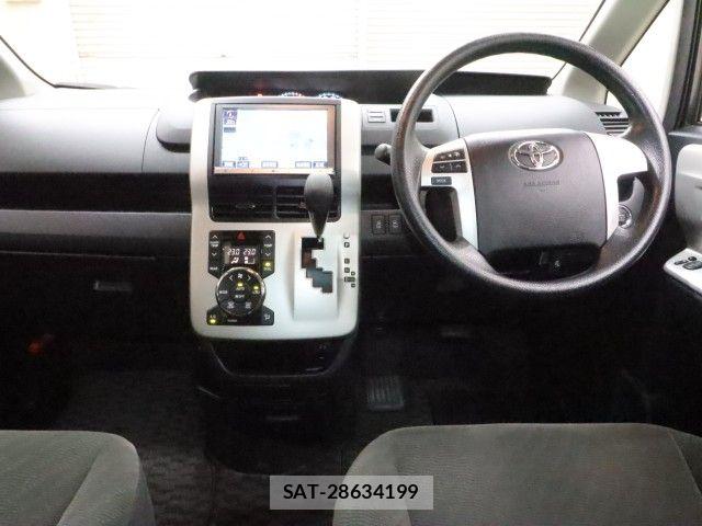 Toyota NOAH 2013-01 7980339-2