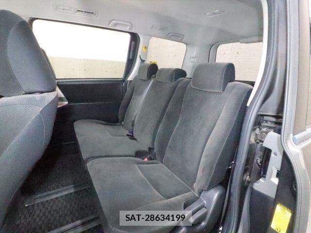 Toyota NOAH 2013-01 7980339-7