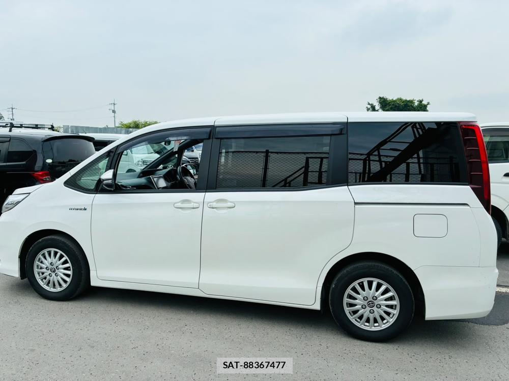 Toyota NOAH 2017-03 7891119-1