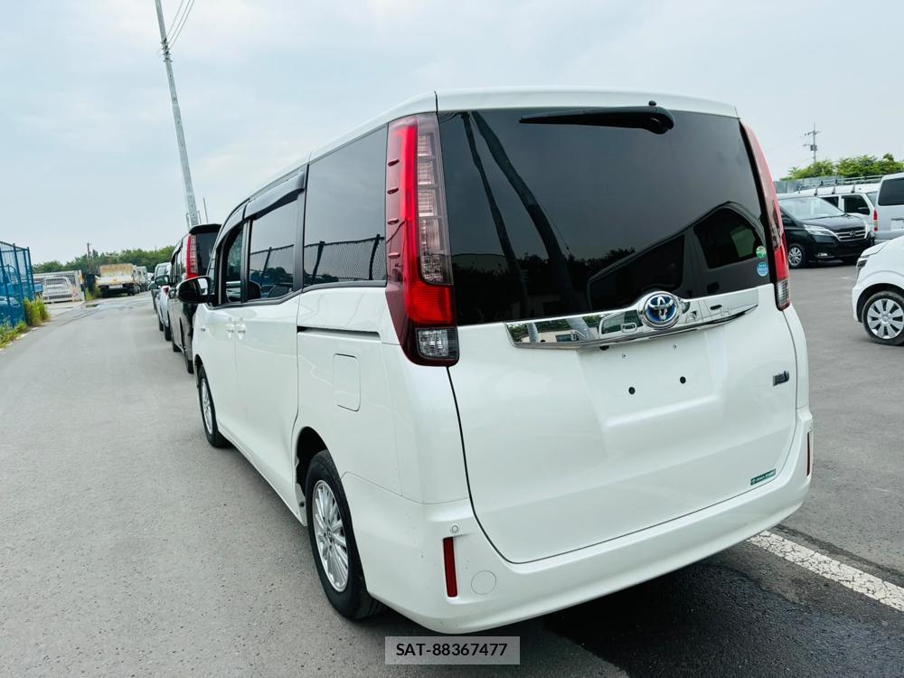 Toyota NOAH 2017-03 7891119-2