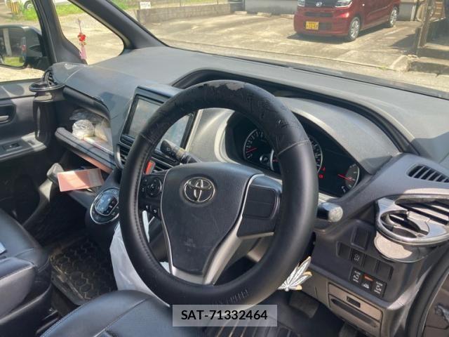 Toyota NOAH 2015-02 8037252-14