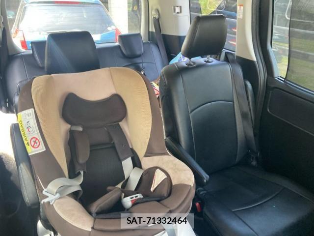Toyota NOAH 2015-02 8037252-16
