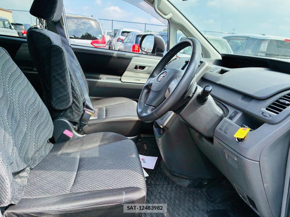 Toyota NOAH 2007-08 7972156-11