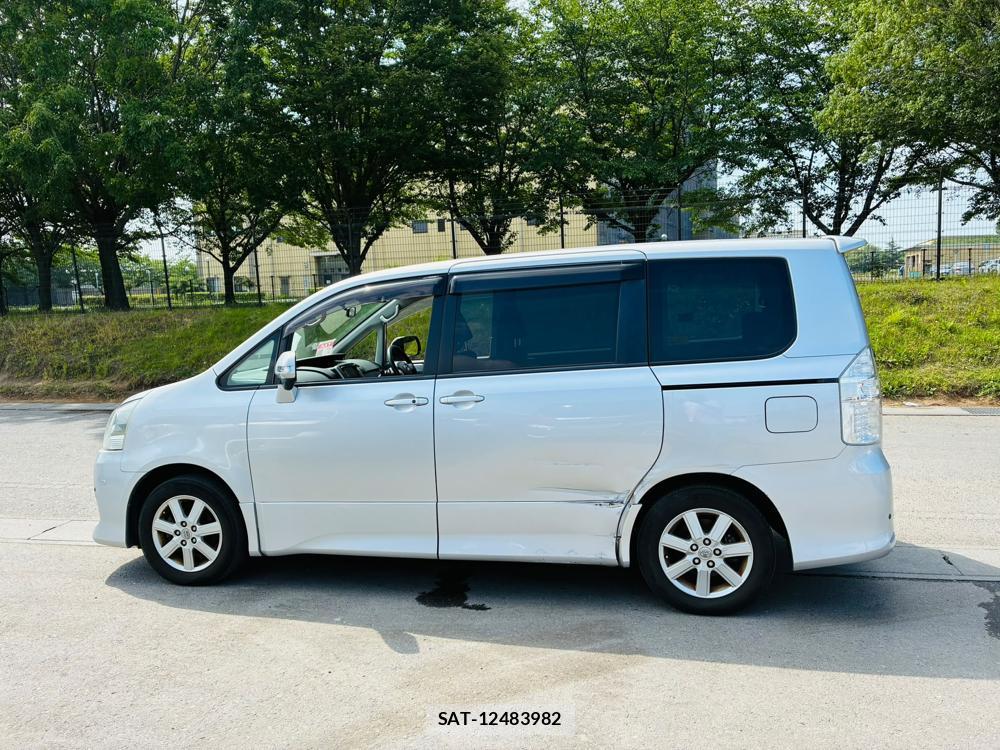 Toyota NOAH 2007-08 7972156-1