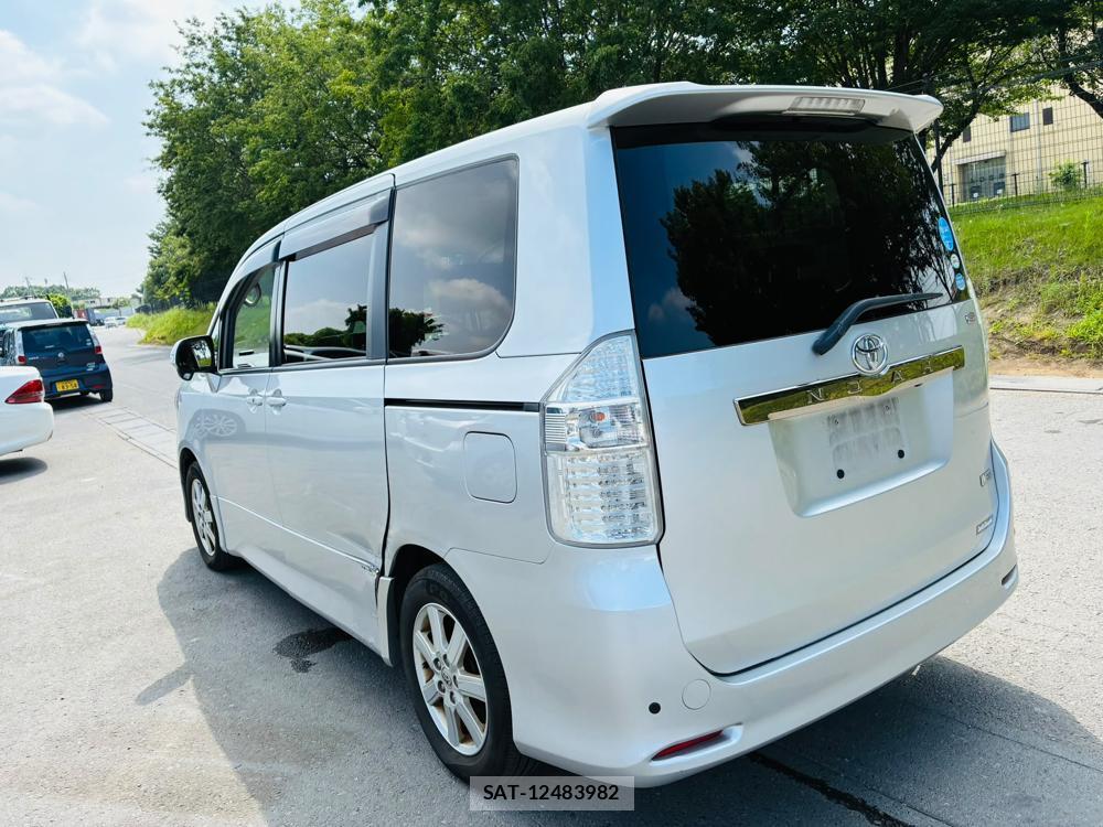 Toyota NOAH 2007-08 7972156-2