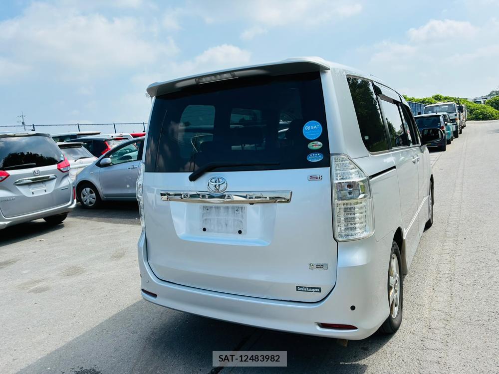 Toyota NOAH 2007-08 7972156-4