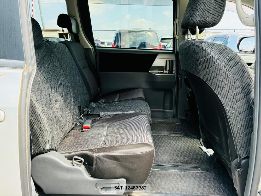 Toyota NOAH 2007-08 7972156-8