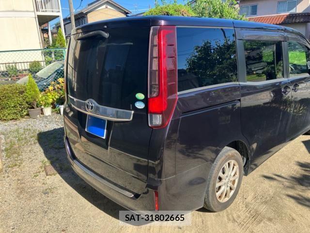 Toyota NOAH 2016-06 8037256-11