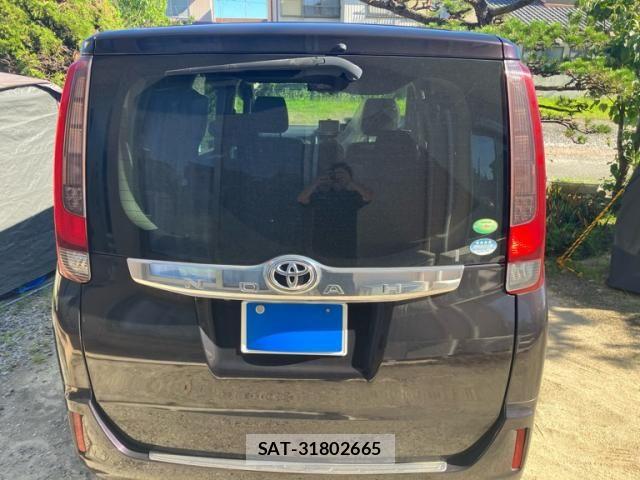 Toyota NOAH 2016-06 8037256-12