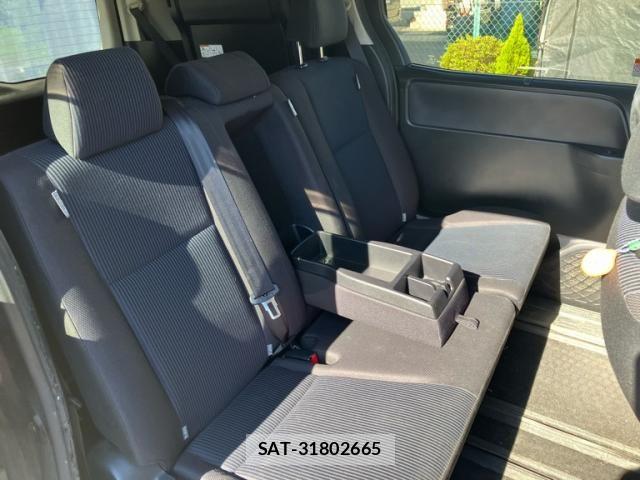 Toyota NOAH 2016-06 8037256-6