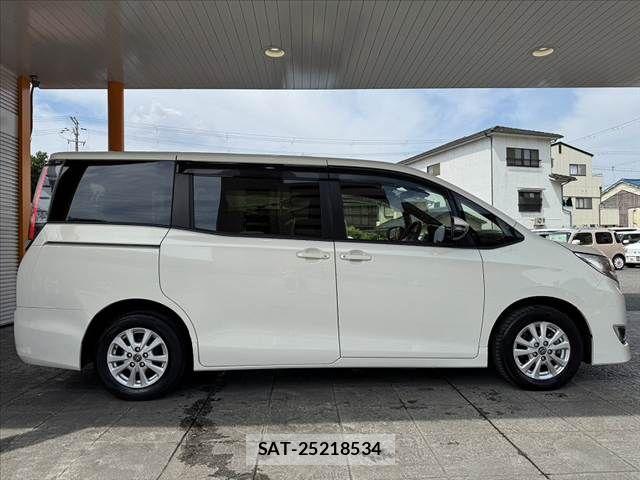 Toyota NOAH 2018-03 8037250-11