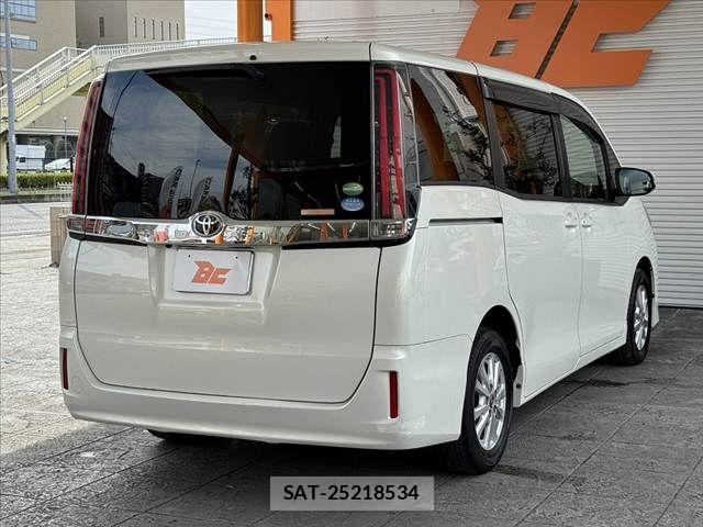 Toyota NOAH 2018-03 8037250-12