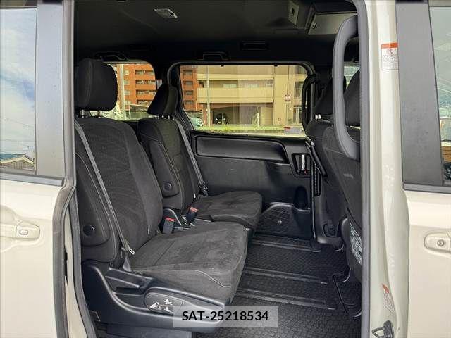 Toyota NOAH 2018-03 8037250-16