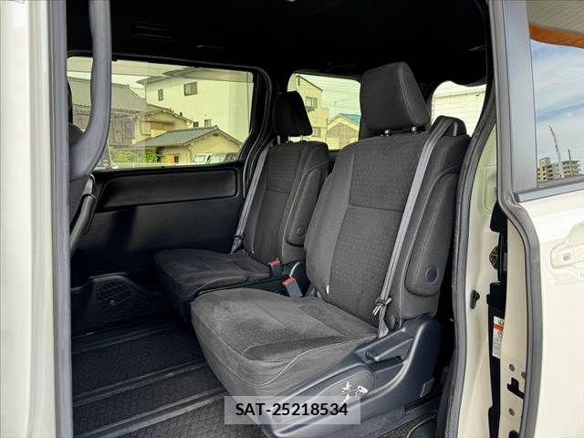 Toyota NOAH 2018-03 8037250-18