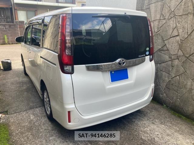 Toyota NOAH 2017-03 8037255-3