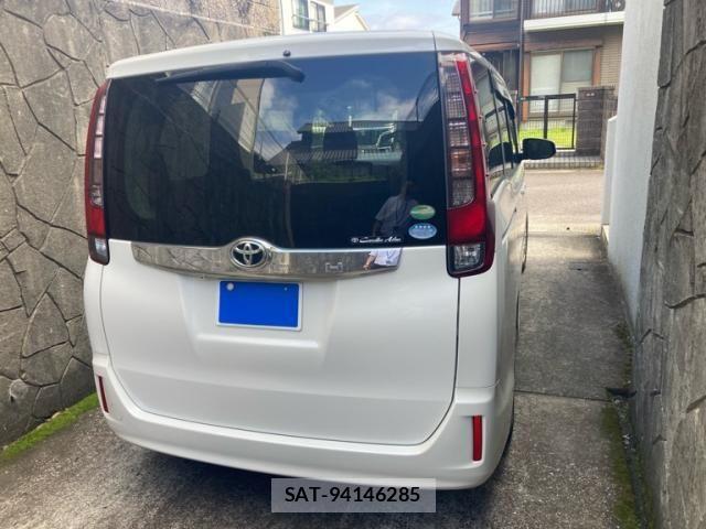 Toyota NOAH 2017-03 8037255-5