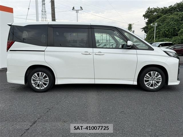 Toyota NOAH 2023-02 8037244-6