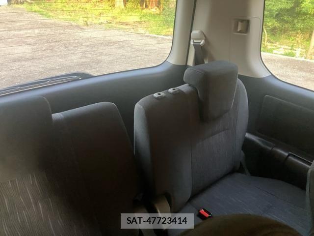 Toyota NOAH 2011-11 8074922-14