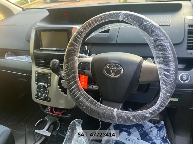 Toyota NOAH 2011-11 8074922-15