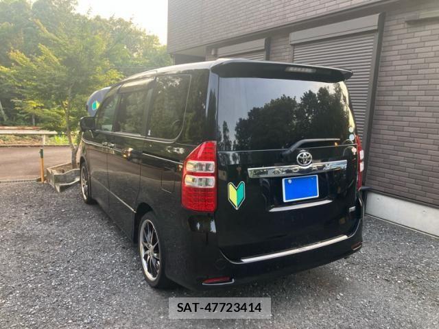 Toyota NOAH 2011-11 8074922-3