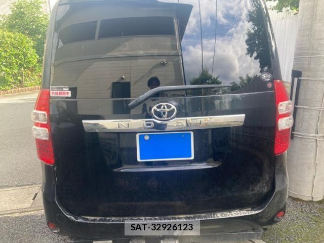 Toyota NOAH 2010-09 8074925-3