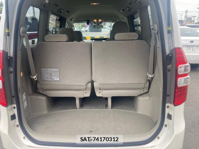 Toyota NOAH 2012-06 8074921-12
