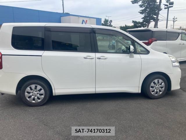 Toyota NOAH 2012-06 8074921-15