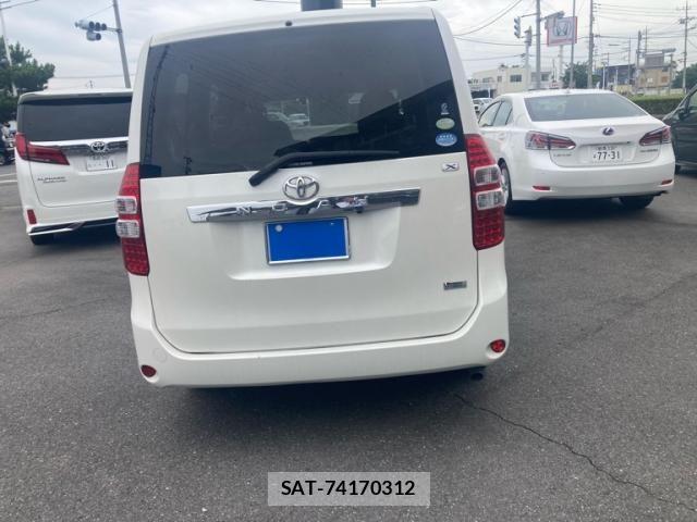 Toyota NOAH 2012-06 8074921-17